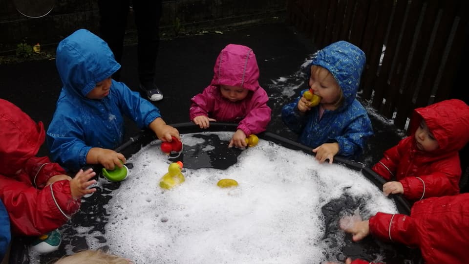 Outdoor bubbly fun (0-2 yrs)